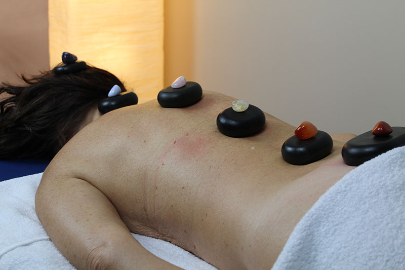 hot stone massage come alleviare le tensioni muscolari con il calore massaggi e massaggiatori a marchio diabasi Brand DIABASI®